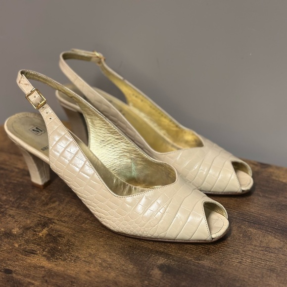 Bruno Magli Shoes - Vintage Bruno Magli kitten heels size 8 croc detail